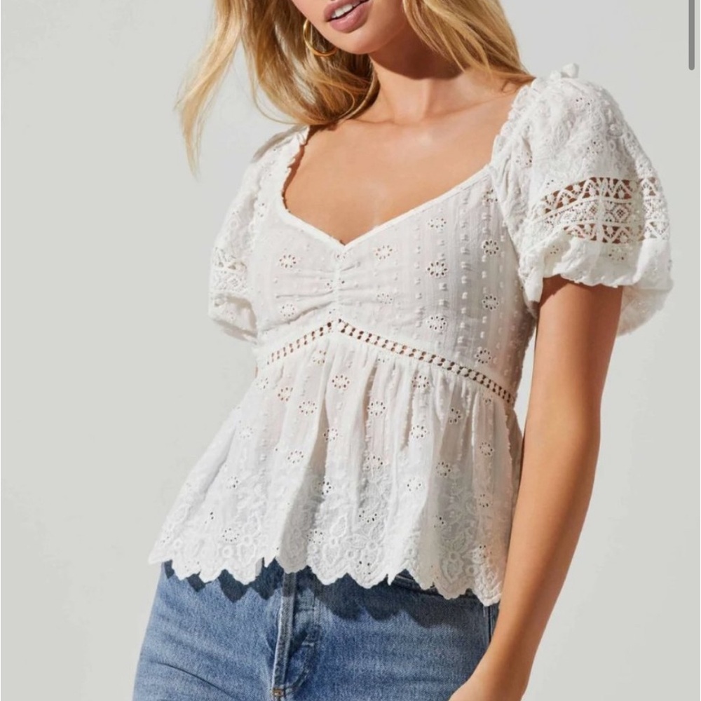 ASTR Amoura White Eyelit Top